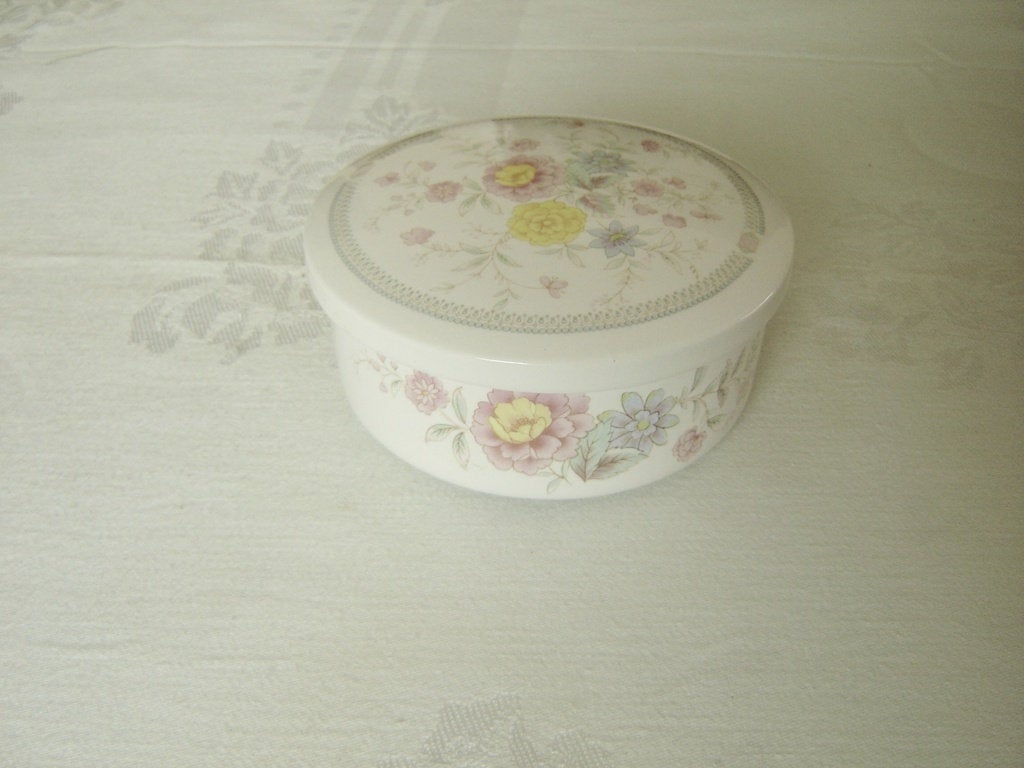 Sabre lidded multifloral candy or keepsake dish near mint condition - Items Tried And True