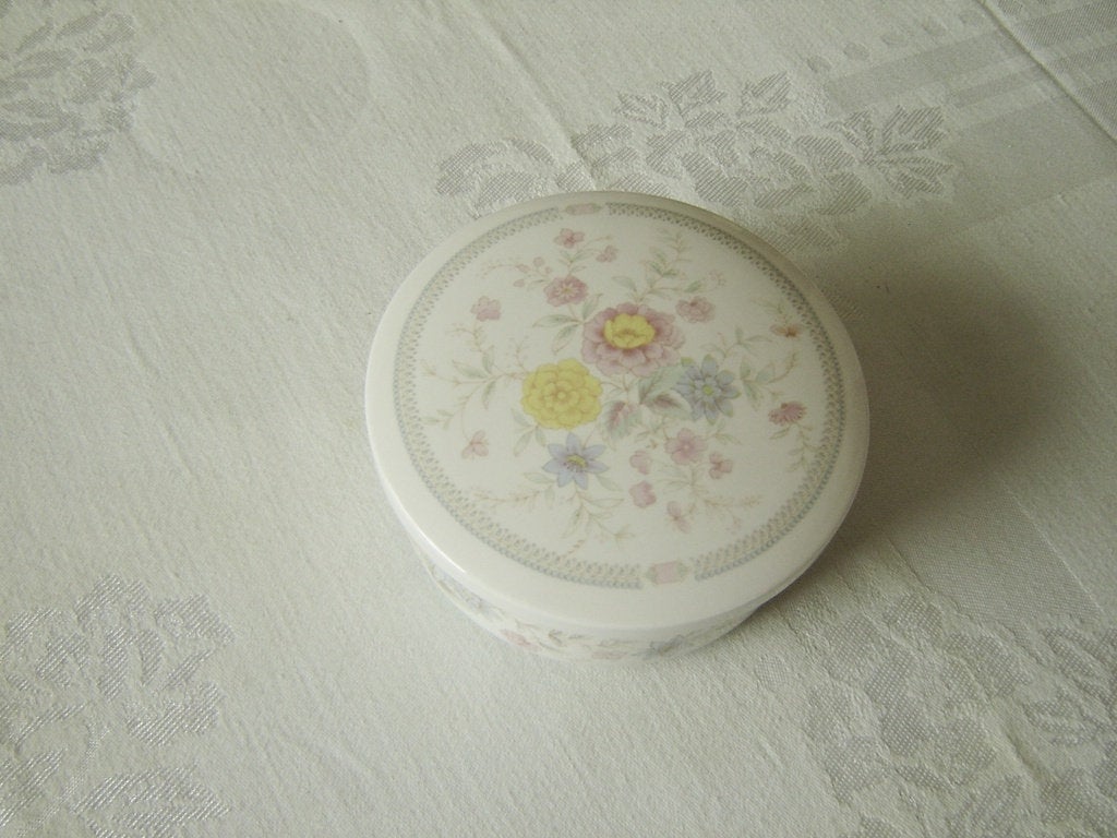 Sabre lidded multifloral candy or keepsake dish near mint condition - Items Tried And True